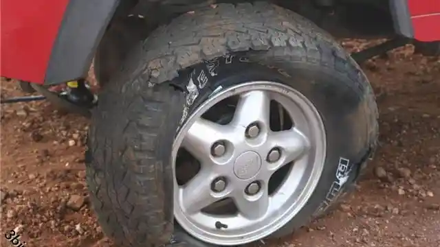 Foto - TIPS: Bahayakah Menggunakan Ban Yang Tertancap Paku?