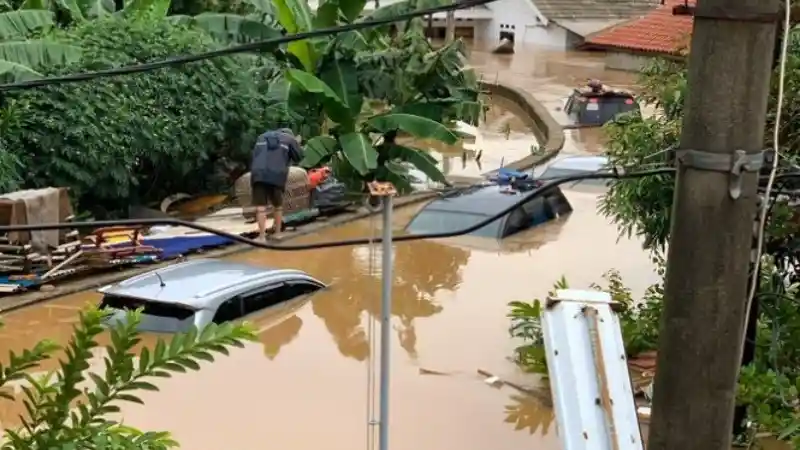 Foto - Segini Biaya Bersihkan Interior Mobil Yang Terkena Banjir