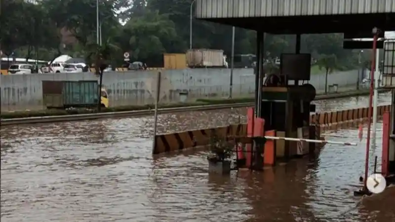 Foto - Jangan Nekat Terjang Banjir Dengan Mobil Anda!