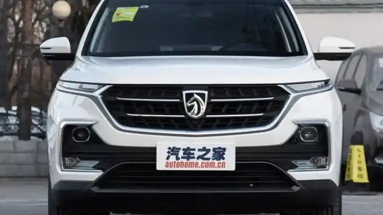 Foto - Penjualan Mobil di China Sedang Anjlok