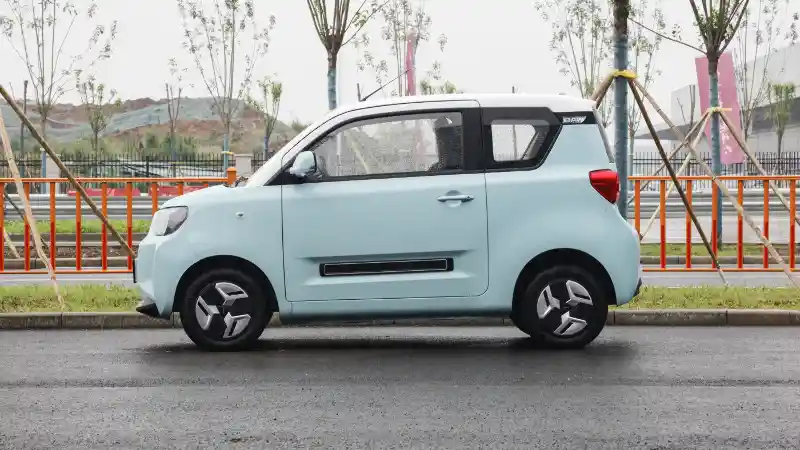Foto - Wuling MINI EV Ditantang BAW Yuanbao Berbanderol Rp 76 Jutaan