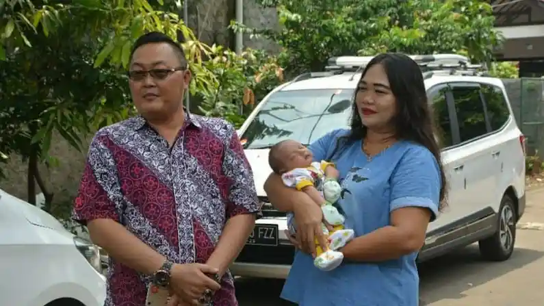 Berita - Bayi Ini Dinamai 'Confero' Karena Terinspirasi Dari Wuling 