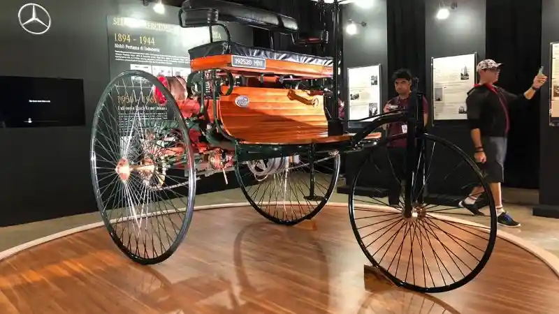 Foto - Sudah 50 Tahun di Indonesia, Mercedes-Benz Bawa Mobil Tertua di Dunia