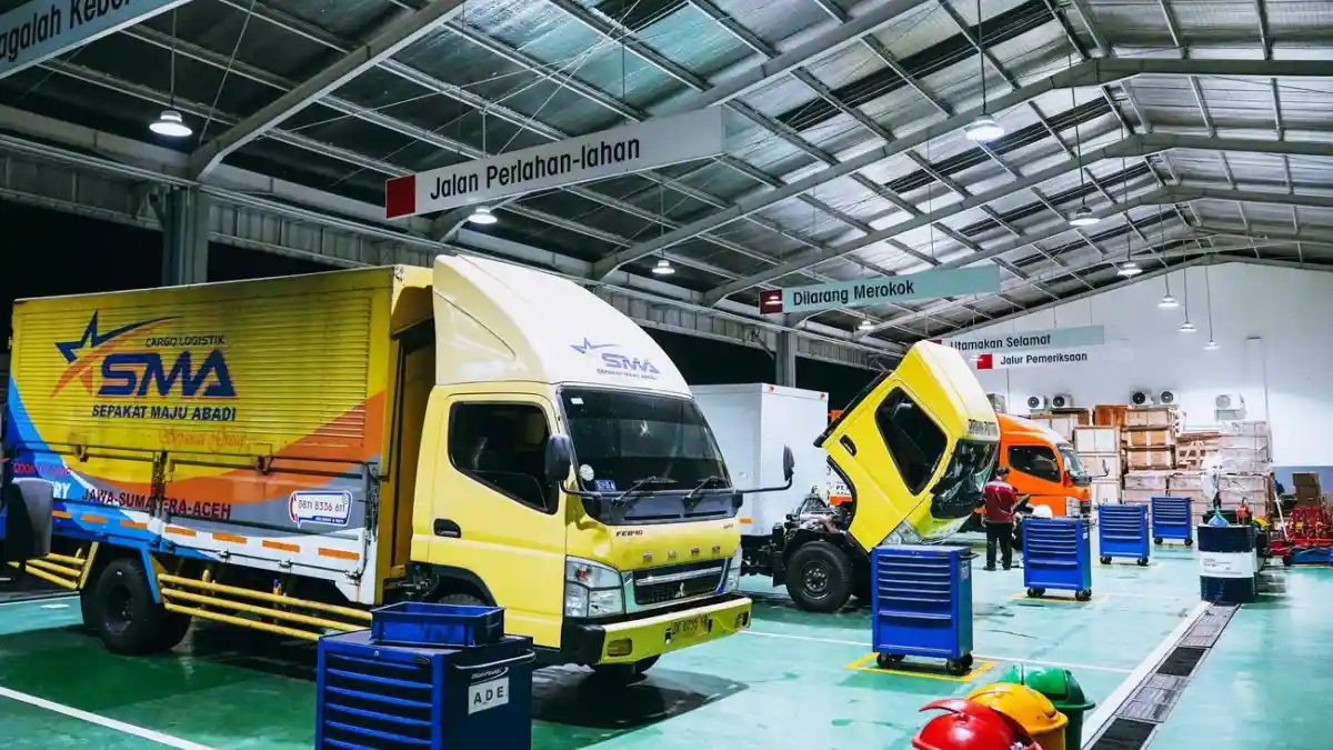 Truk - Operasional Kendaraan Niaga Non Stop, Mitsubishi Fuso Buka Bengkel Siaga 24 Jam