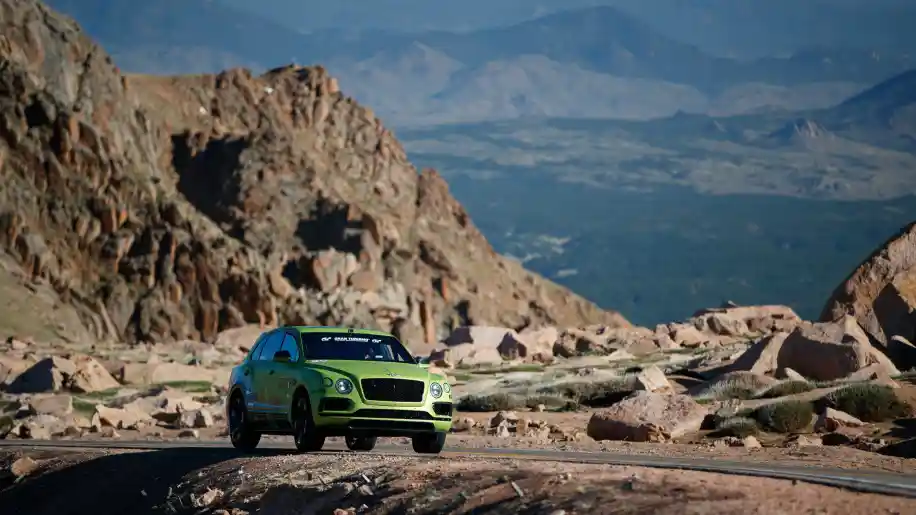 Foto - SUV Termewah di Dunia Pecahkan Rekor Tercepat Mendaki Pegunungan Colorado