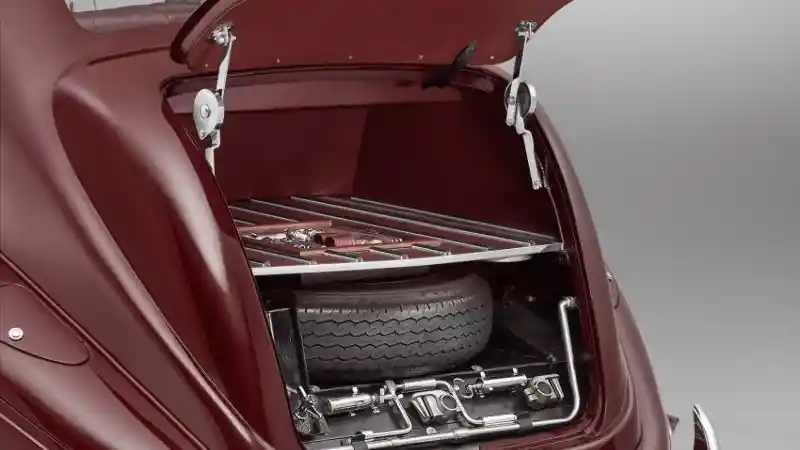 Foto - Bentley Corniche 1939, Anak Hilang yang Dilahirkan Kembali
