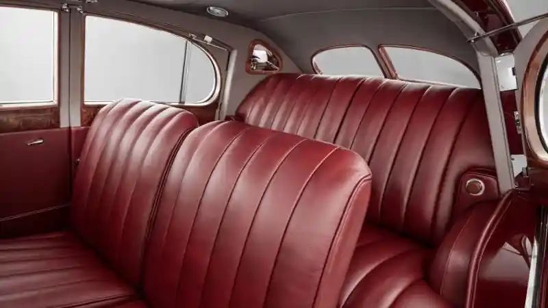 Foto - Bentley Corniche 1939, Anak Hilang yang Dilahirkan Kembali