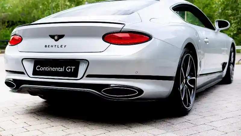 Foto - Sebuah Dealer Bentley Ulang Tahun, Begini Cara Perayaannya