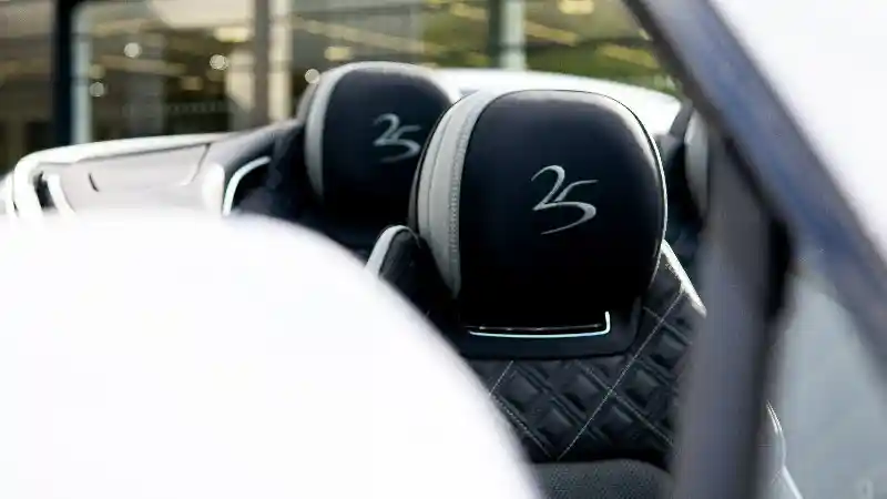 Foto - Sebuah Dealer Bentley Ulang Tahun, Begini Cara Perayaannya