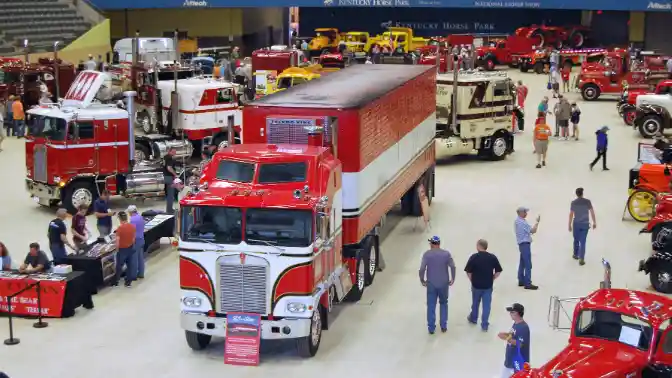 Foto - Kenworth K100 Aerodyne, Truk Mewah Film BJ And The Bear