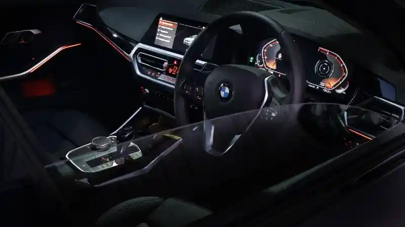 Foto - BMW 320i Dynamic Resmi Dibanderol Rp 799 Juta, Simak Spesifikasinya