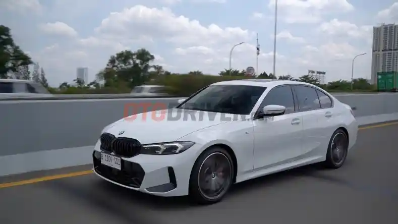 Foto - Uji Akselerasi 0-100 km/jam BMW 330i, Lebih Baik Mana Dibandingkan Mercedes-Benz C-Class?
