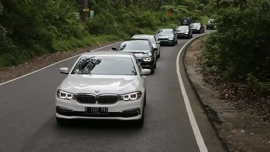 Foto - BMW Seri-5 Tempuh Jakarta-Surabaya Tanpa Isi Ulang Bensin!