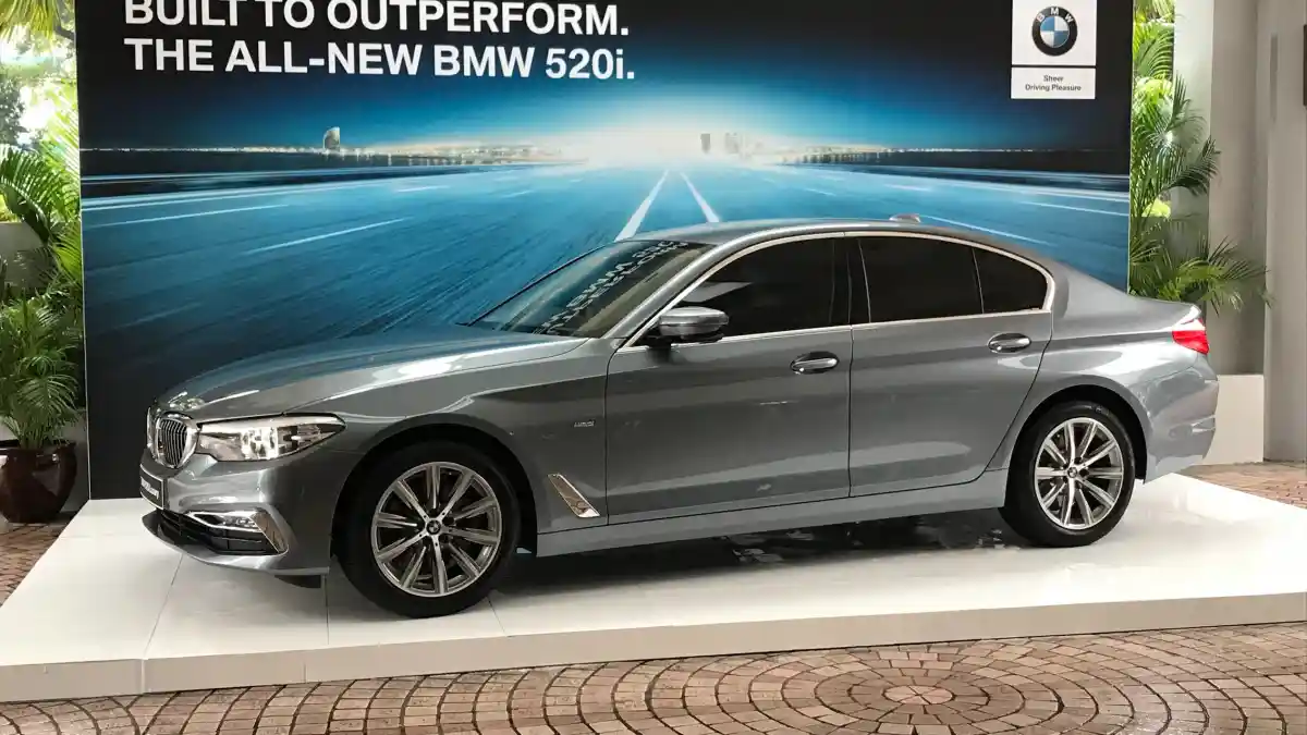 Foto - GALERI FOTO: BMW 520i Luxury Line CKD (20 Foto)