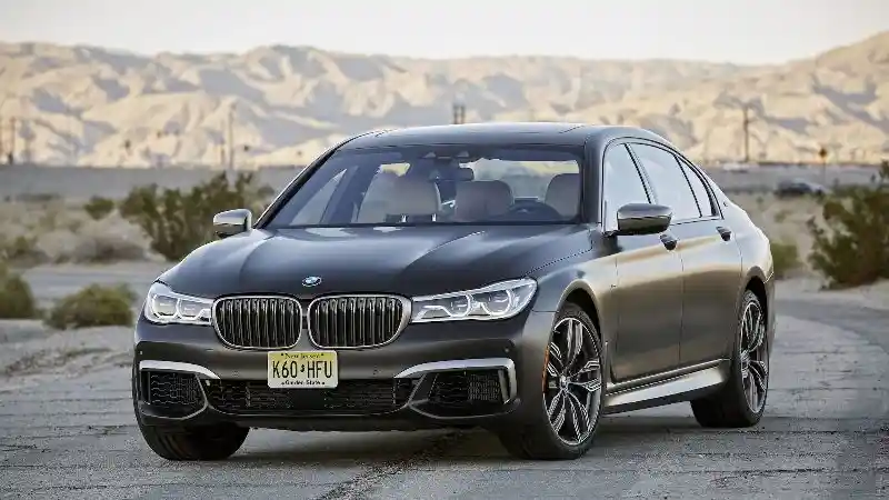Foto - BMW Hadirkan Seri 7 Bermesin V12 Terakhir, Hanya 12 Unit