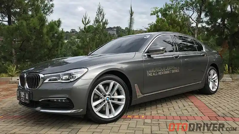 Foto - FIRST DRIVE: BMW 730Li CKD 2017