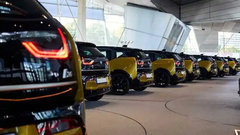 Foto - Bukti Nyata BMW dan Volkswagen Kejar Tesla di Segmen Mobil Listrik