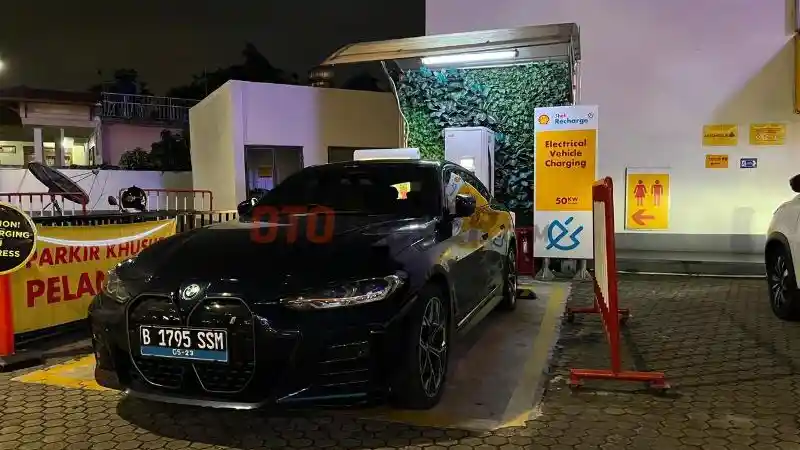 Foto - Mudik In Style 2023: BMW i4, Sedan Listrik Stylish Berperforma Buas