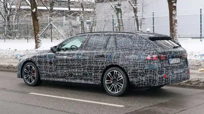 Foto - SPY SHOT: BMW Listrik Station Wagon Pertamanya