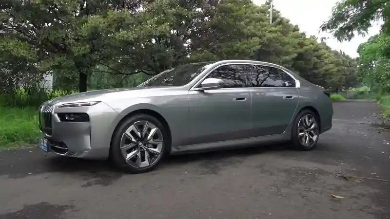Foto - Tes Lengkap : BMW i7 Mobil Listrik Flasghip Bikin S-Class Kalah Canggih