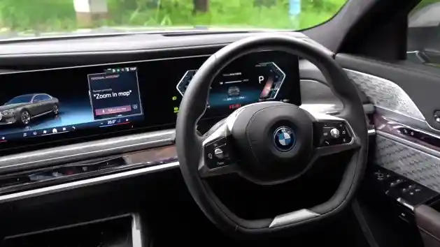 Foto - Tes Lengkap : BMW i7 Mobil Listrik Flasghip Bikin S-Class Kalah Canggih