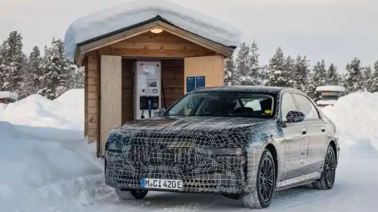 Foto - SPY SHOT: BMW i7 Calon Rival Mercedes-Benz EQS