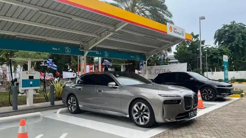 Foto - Holiday in Style 2023, BMW i7: Kesan Berlibur Dalam Kota Jakarta Dengan Flagship Sedan EV