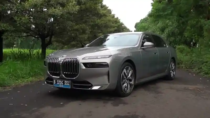 Foto - Tes Lengkap : BMW i7 Mobil Listrik Flasghip Bikin S-Class Kalah Canggih