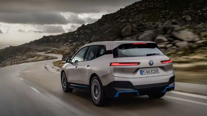 Foto - BMW Siapkan EV SUV Tandingi Tesla 