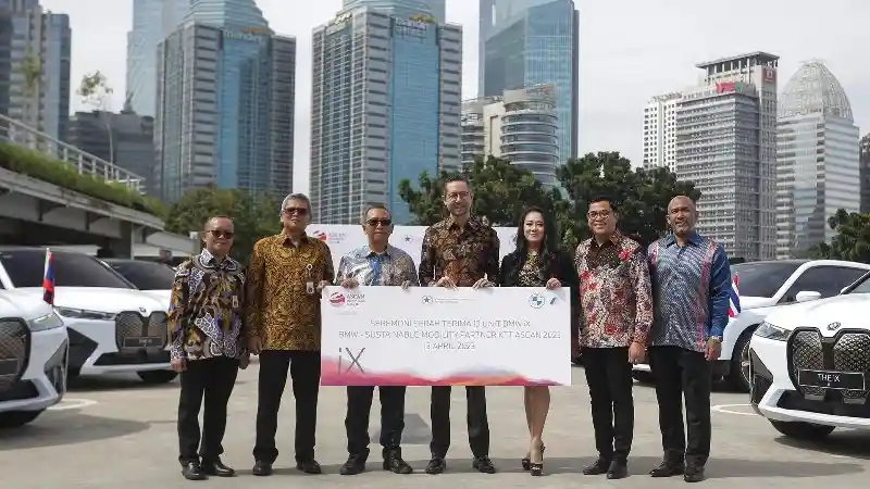 Foto - 13 Unit BMW iX Jadi Mobil Resmi Presiden Di KTT ASEAN 2023