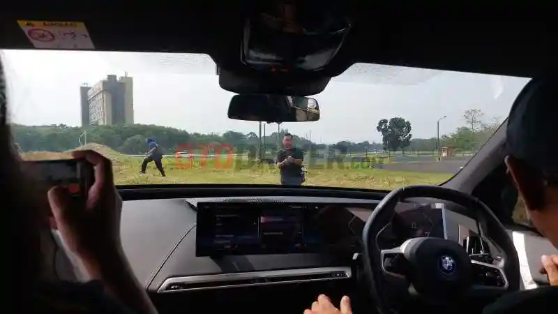 Foto - Menjajal BMW iX di Jalur Semi Off-Road Sirkut Sentul