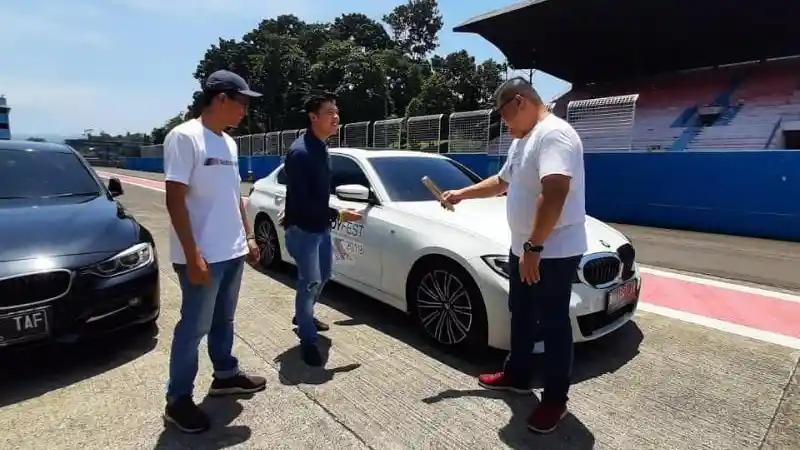 Foto - Konsumen Diajak Memacu Adrenalin Naik BMW Baru di Sirkuit Sentul