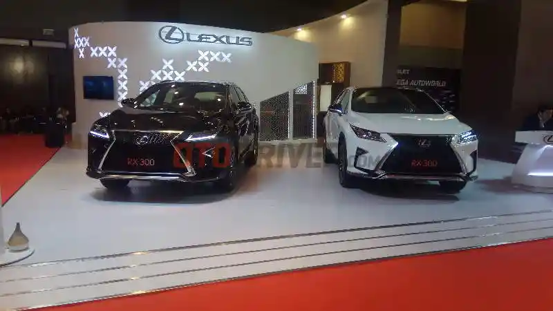 Foto - Pertarungan Lexus VS BMW di GIIAS Medan 2018