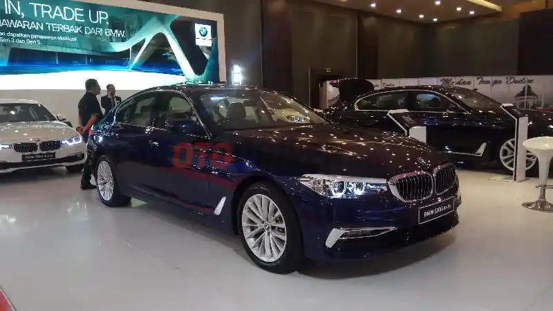 Foto - Pertarungan Lexus VS BMW di GIIAS Medan 2018