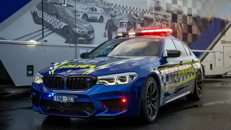 Foto - Mobil Polisi Australia Pakai Sedan BMW Bertenaga 600 DK