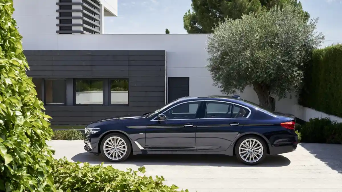 Foto - Beli BMW Gratis Biaya BBNKB, Berlaku Sampai Akhir November