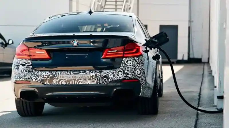 Foto - BMW Seri 7 dan Seri 5 Listrik Akan Dijual Mulai 2022 