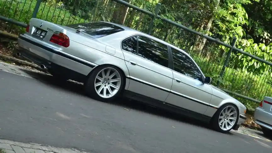 Foto - Para Pecinta BMW Seri-7 Ini Rayakan Hari Jadi yang Ke-empat di Kebun Raya