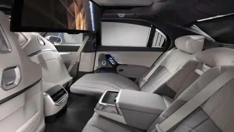 Foto - Mengintip Kemewahan Ruang Kabin BMW Seri-7 Generasi Terbaru