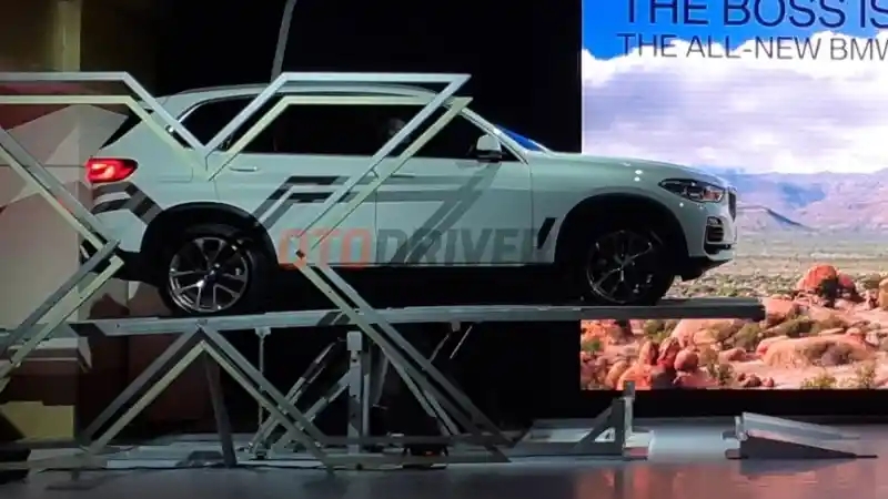 Foto - Servis Gratis All New BMW X5 Mengalahkan Mitsubishi Xpander!