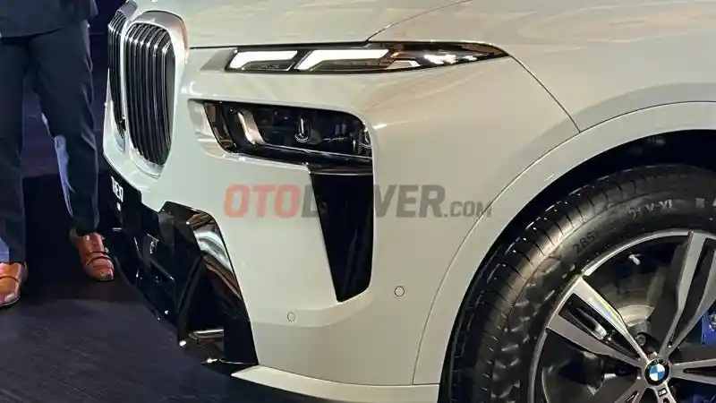 Foto - BMW X7 Terbaru Resmi Meluncur, Simak Beragam Ubahannya