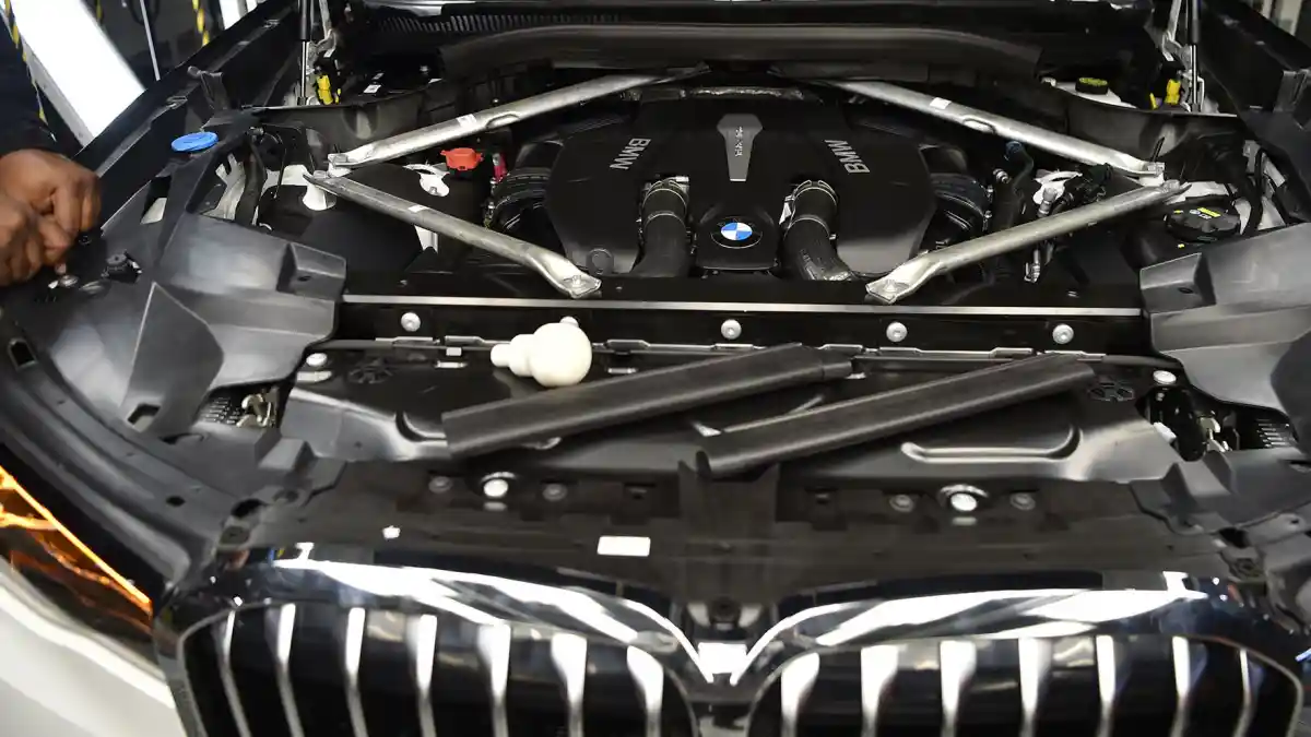 Foto - BMW Kenalkan SUV Termewahnya Dengan Cara "Aneh"