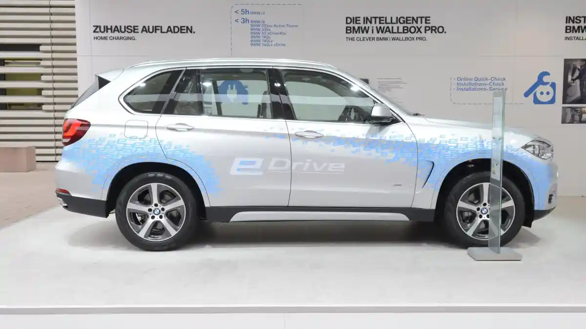 Foto - BMW Thailand Genjot Produksi Mobil Hybrid Di 2017