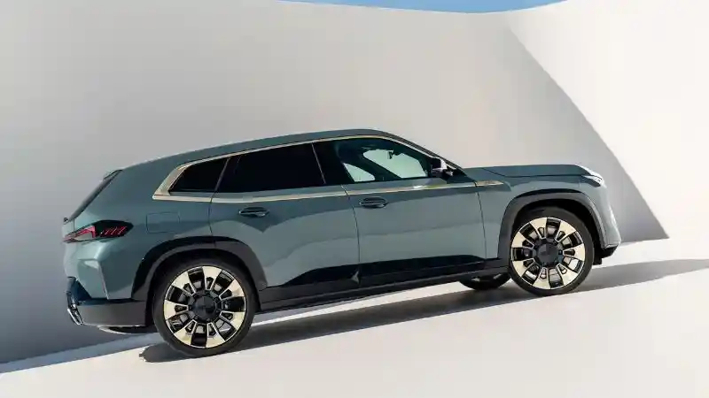 Foto - BMW XM Jadi Mobil M Pertama Yang Berpenggerak Hybrid