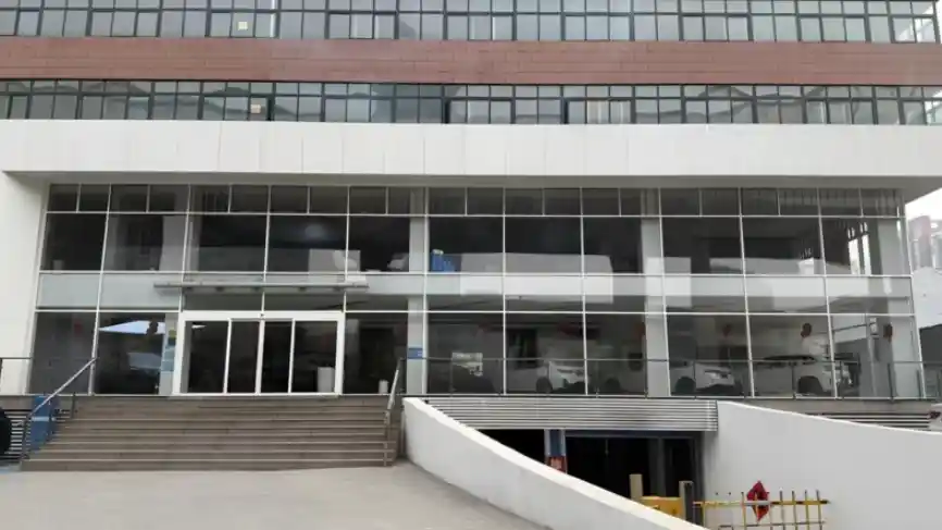 Foto - Dealer Mobil Premium Di Cina Banyak Yang Tutup, Salah satunya BMW