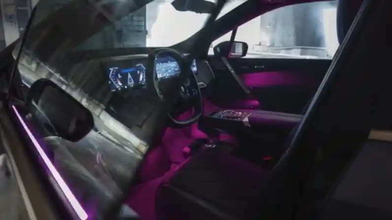 Foto - BMW Tampilkan Fitur Modern, Ubah Kabin Belakang Jadi Bioskop Pribadi