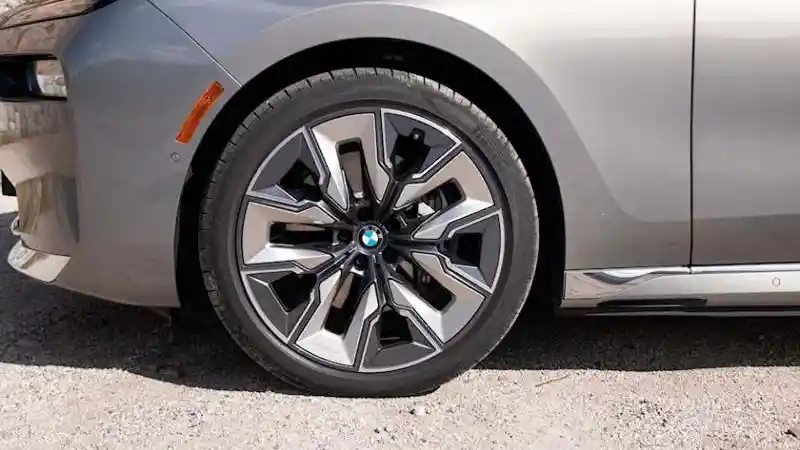 Foto - Teknologi Baru BMW, Suspensi Bisa Cas Baterai Mobil Listrik