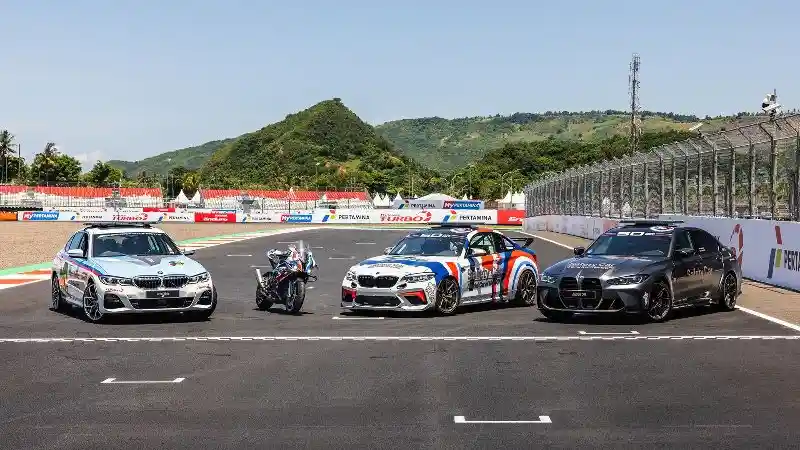 Foto - Mengintip Deretan Mobil Safety Car BMW Di Helatan MotoGP 2022
