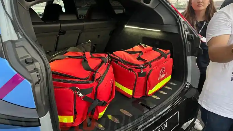 Foto - Ternyata Ada 3 Orang Penumpang Di Safety Car Moto GP Yang Satu Ini Saat Bertugas