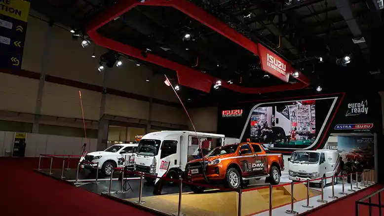 Berita - Pengalaman 10 Tahun Mesin Common-rail, Isuzu Display Kendaraan Niaganya Di JAW